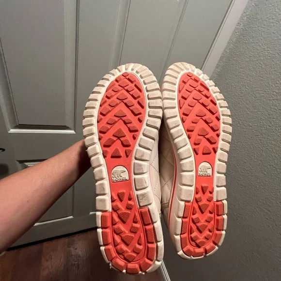 SORREL Cozy Cate white faux fur trim waterproof lace up boots. Size 9 - Picture 5 of 11